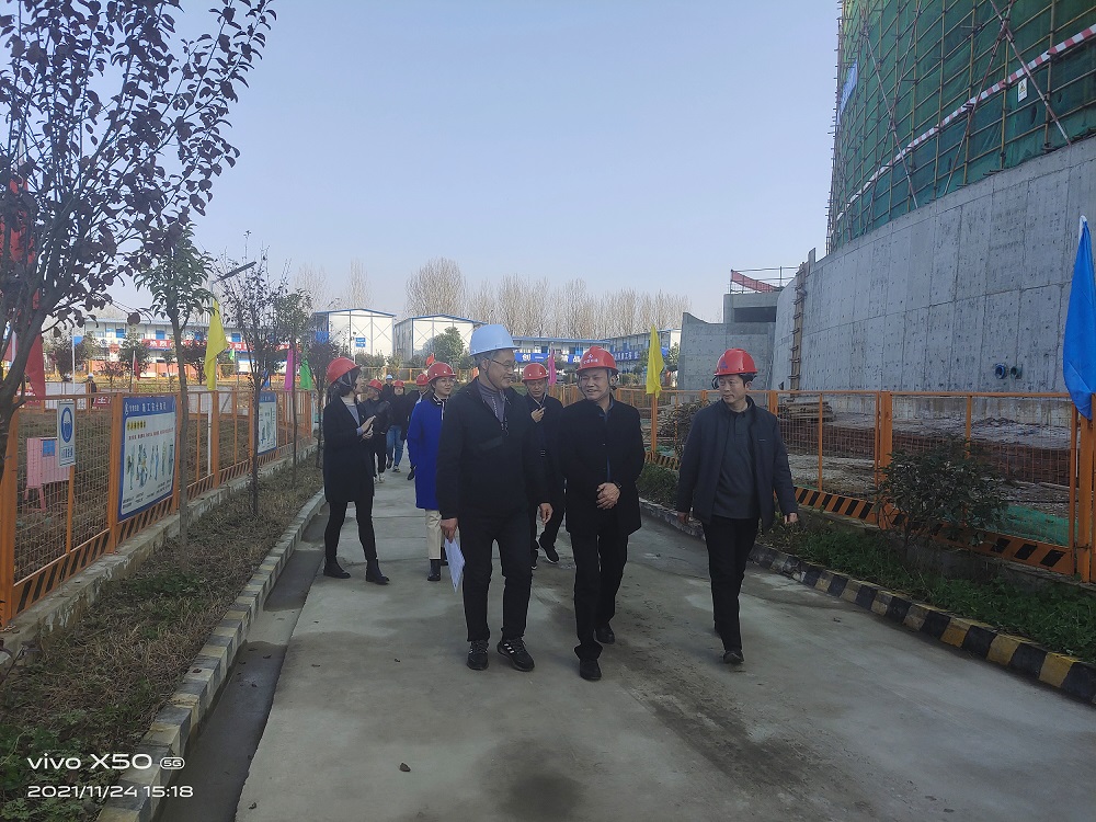 市重點項目辦公室到洋縣體育場館施工現場考察調研
