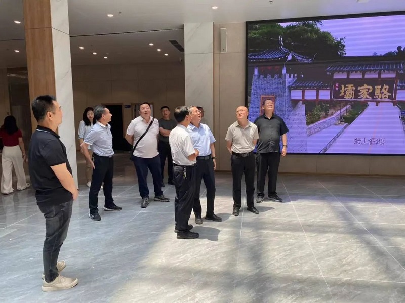 陜西省文物局副局長(zhǎng)馬寶收、革命文物處處長(zhǎng)薛少鵬一行蒞臨西鄉(xiāng)縣博物館調(diào)研