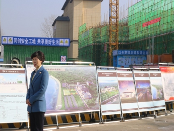 縣委副書記、縣長王亞珍在一館一中心項目現場作視頻觀摩會講解