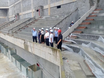 漢中市體育局局長丁濤，洋縣人民政府副縣長李潔、洋縣教育體育局局長蒙剛、副局長高建民等人到洋縣全民健身中心和體育場項目現場調研考察